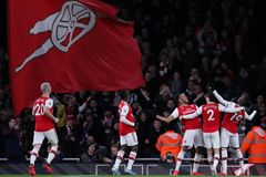 K Arsenalu si pivo nedáte, u Eagles skoro ohluchnete. Vítejte na Premier League