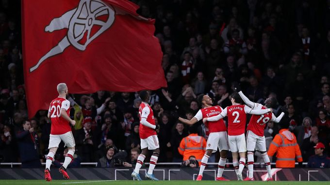 Obří zástava radostně vlaje nad fanoušky Arsenalu, Pierre-Emerick Aubameyang právě rozhodl duel s Evertonem
