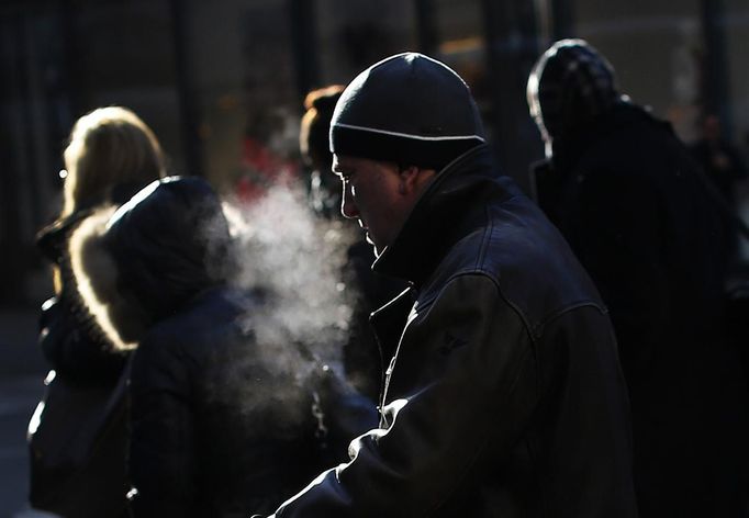 People walk along 7th avenue in New York January 23, 2013. An Arctic blast gripped the U.S. Midwest and Northeast on Tuesday, with at least three deaths linked to the frigid weather, and fierce winds made some locations feel as cold as 50 degrees below zero Fahrenheit. (minus 46 degrees Celsius). REUTERS/Shannon Stapleton (UNITED STATES - Tags: ENVIRONMENT SOCIETY TPX IMAGES OF THE DAY) Published: Led. 23, 2013, 3:24 odp.