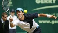 Tomáš Berdych vrací obtížný forhend Marcosi Baghdatisovi ve finále turnaje v Halle.