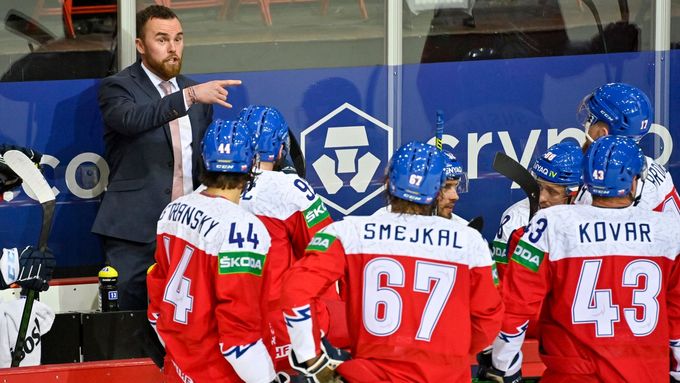 Trenér Filip Pešán udílí českým hokejistům pokyny v zápase proti Švédsku.