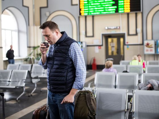 Před otravou Navalnyj cestoval po Rusku a organizoval opozici v regionech.