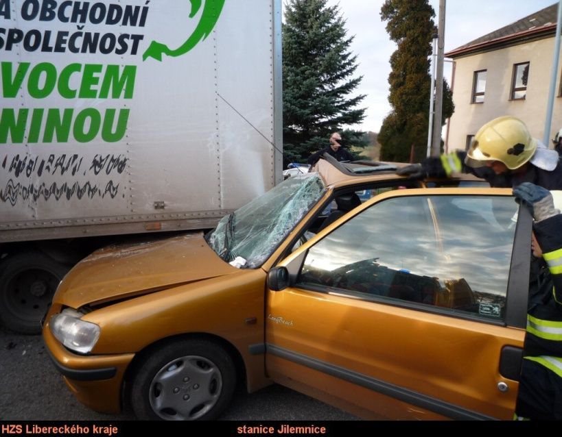 Peugeot narazil do stojícího náklaďáku