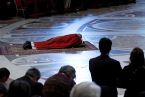 Foto: Věřící si v Římě připomínají ukřižování Ježíše. Papež se tradičně modlil vleže
