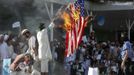 Afghan protesters set fire to a U.S. flag as they shout slogans during a demonstration in Kabul, September 21, 2012. Hundreds of Afghans protested against a U.S.-made film they say insults the Prophet Mohammad. REUTERS/Omar Sobhani (AFGHANISTAN - Tags: RELIGION) Published: Zář. 21, 2012, 12:12 odp.