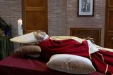 Vatikán dnes zveřejnil záběry zesnulého Benedikta ležícího v kapli kláštera Mater Ecclesiae.