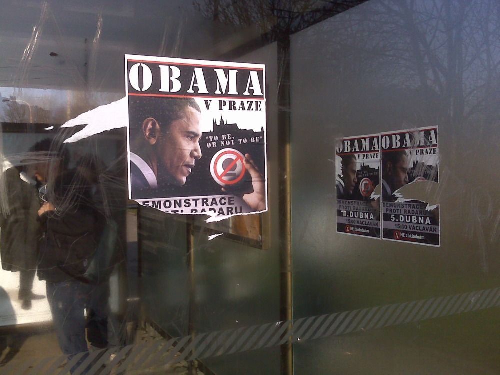 Po Praze jsou vylepené plakáty, zvou na demonstrace proti Obamovi