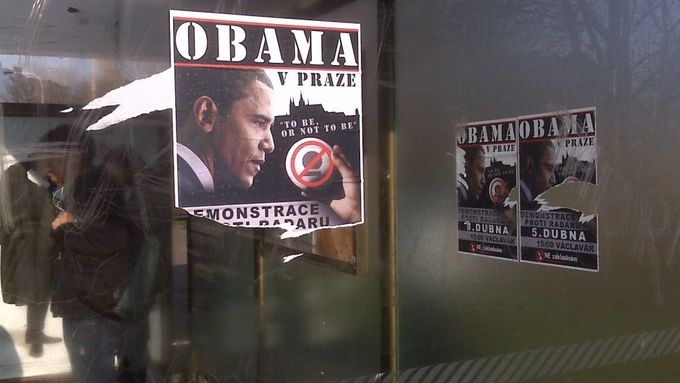 Po Praze jsou vylepené plakáty, zvou na demonstrace proti Obamovi, resp. radaru.