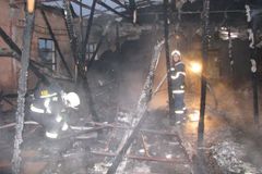 Plameny zachvátily výrobnu nábytku. Škoda je 5 milionů