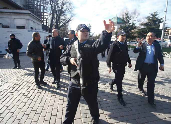 Turecký policista na istanbulském náměstí Sultanahmet u Modré mešity, kde došlo k velké explozi.