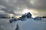 Nejvíce sněhu se udržuje v Krkonoších. Takto například ve čtvrtek vypadala Špindlerova bouda.