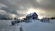 Nejvíce sněhu se udržuje v Krkonoších. Takto například ve čtvrtek vypadala Špindlerova bouda.