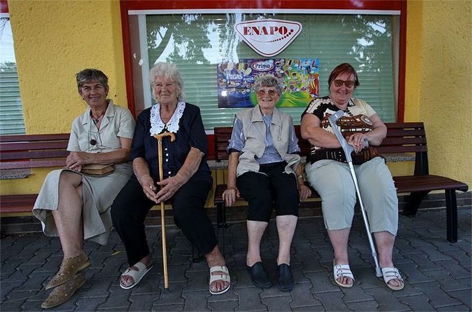 "Udelejte nám fotku na památku! Dnešek je významný den," volaly paní na lavičce před samoobsluhou. "Vážím si toho, že vyhrál obyčejný člověk, kterého málokdo zná. Brňáci ani nevědí, kde leží Holasice," dodala paní Jitka Sýkorová.