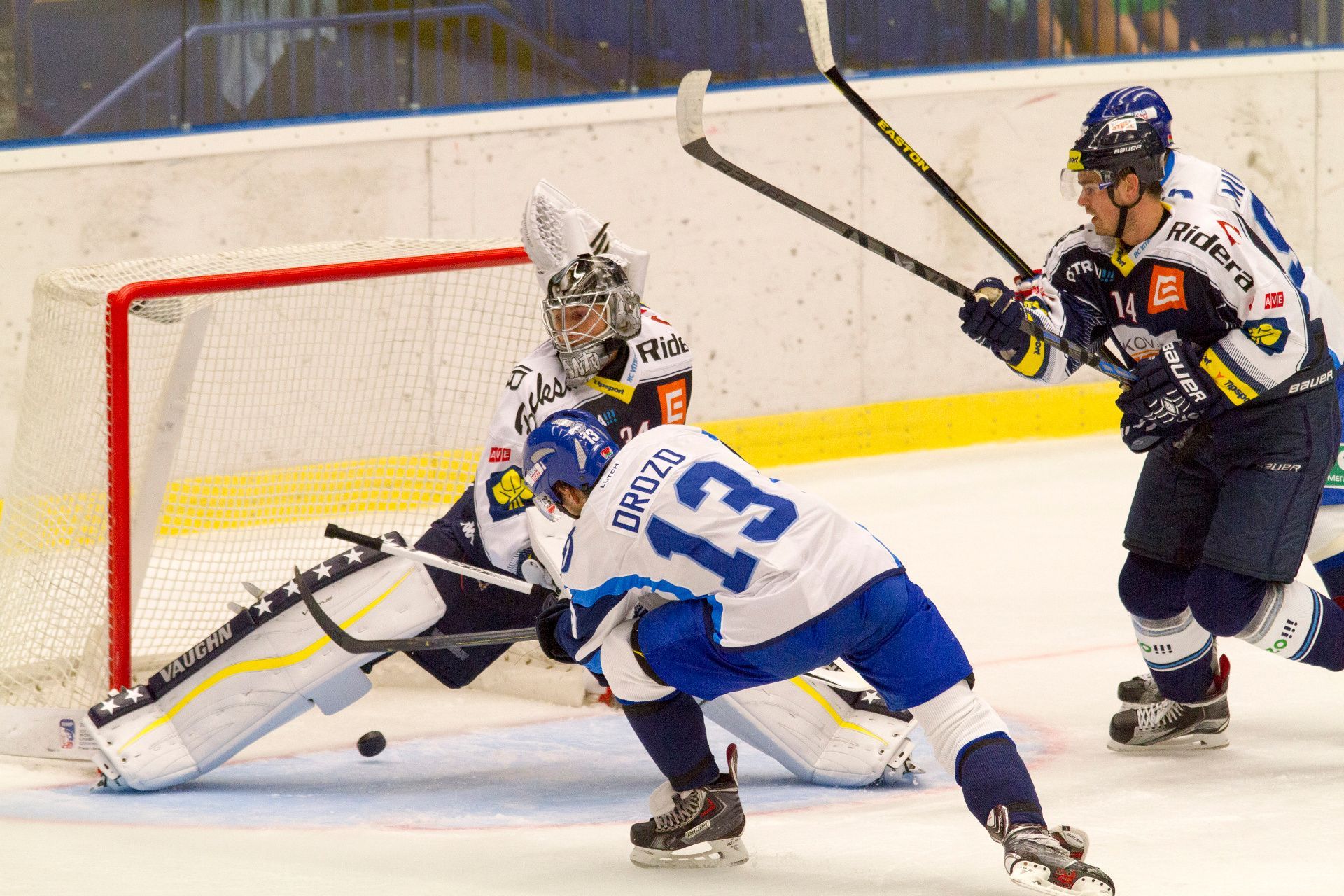 Hokej, Vítkovice - Minsk: Sergej Drozd z Minsku (13) dává gól Pavlu Kantorovi