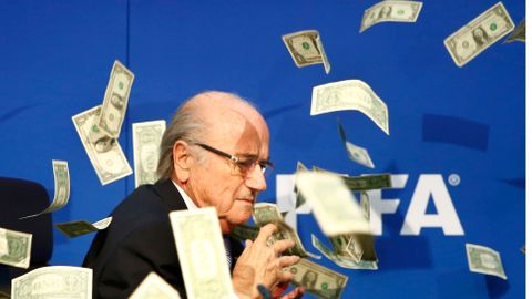Komik zasypal šéfa FIFA Blattera bankovkami