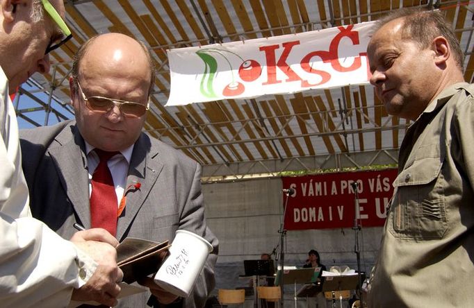 Vladimír Remek na mítinku KSČM ve Zlíně před volbami do Evropského parlamentu v květnu 2004.