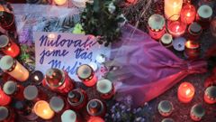 Svíčky před vilou Bertramka - Karel Gott, pět dní po úmrtí