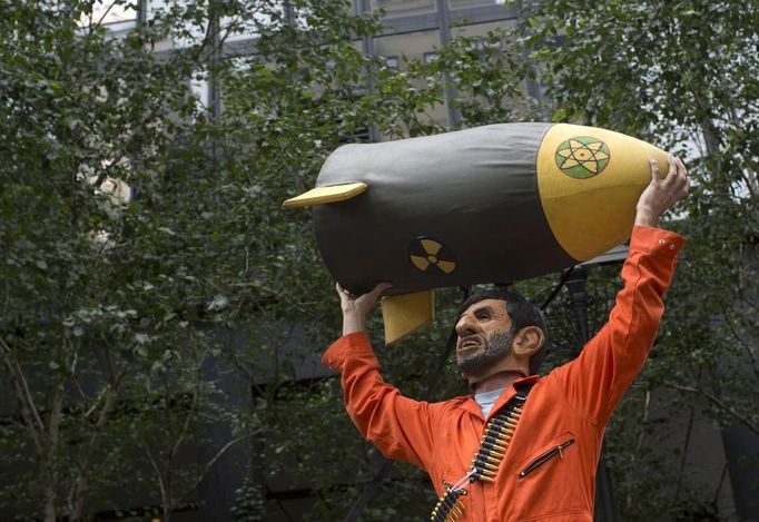 A man dressed as Iranian leader Mahmoud Ahmadinejad holds a mock bomb as he performs in a protest on the sidelines of the United Nations General Assembly in New York September 26, 2012. . The demonstration was organized by human rights group Iran180 in response to the Iranian and Syrian regime's human rights record, and included a performance by theater group Fantastic Nobodies. REUTERS/Andrew Kelly (UNITED STATES - Tags: POLITICS CIVIL UNREST) Published: Zář. 26, 2012, 11:31 odp.