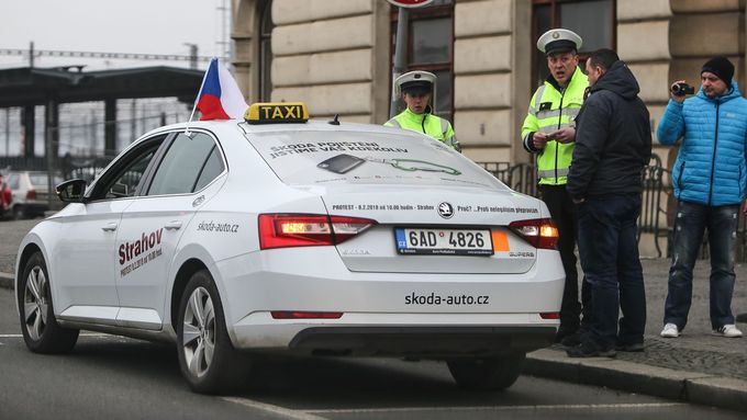 Protest taxikářů v Praze obrazem v kompletní fotoreportáži.