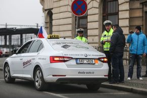 Obrazem: Uber je nepřítel a kde je Babiš? 1500 taxikářů zhoršilo provoz v Praze, někteří vybržďovali