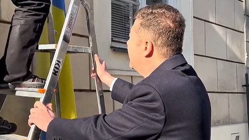 Nový předseda Sněmovny Tomio Okamura (SPD) drží štafle při sundávání ukrajinské vlajky ze sněmovní budovy.