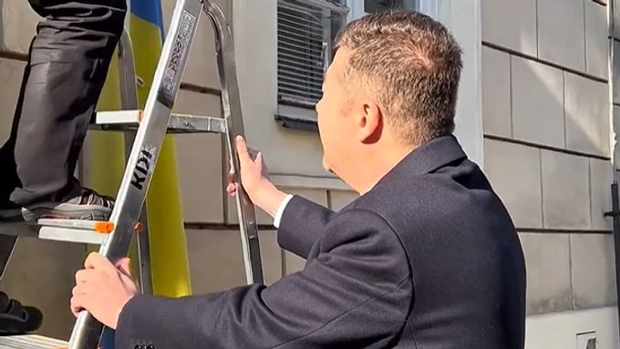 Tomio Okamura se na sítích pochlubil, jak nechal ze sněmovny odstranit ukrajinskou vlajku