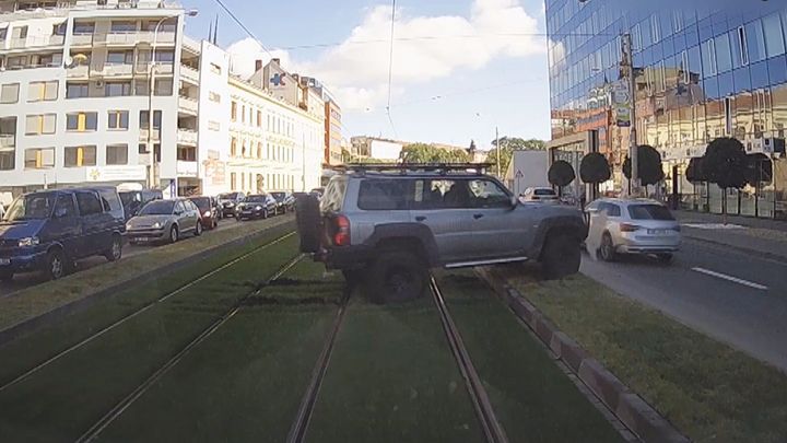 Řidič, který v Brně s off-roadem uvízl v tramvajovém pásu, dostal pokutu 50 tisíc; Zdroj foto: Policie České republiky – KŘP Jihomoravského kraje