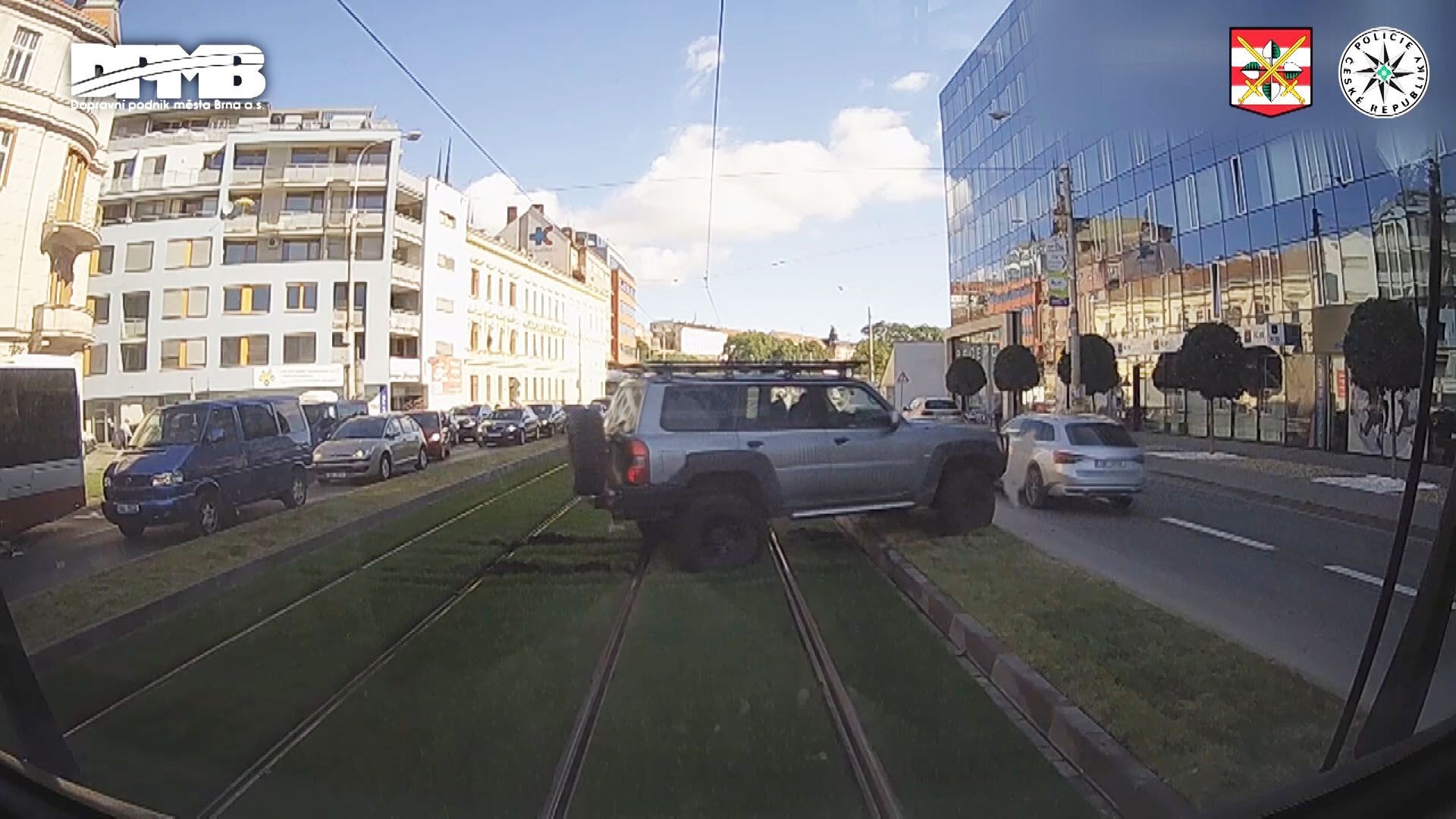 Řidič v Brně se pokusil přejet tramvajový pás. Uvízl i s terénním autem