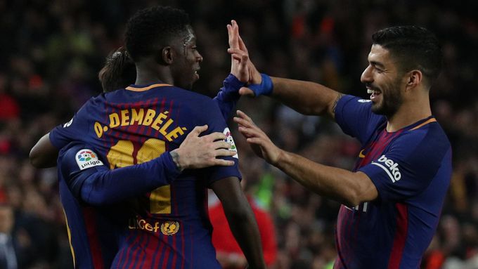 Lionel Messi, Ousmane Dembelé a Luis Suárez se radují z branky Barcelony