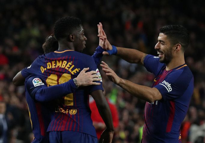 Lionel Messi, Ousmane Dembelé a Luis Suárez se radují z branky Barcelony