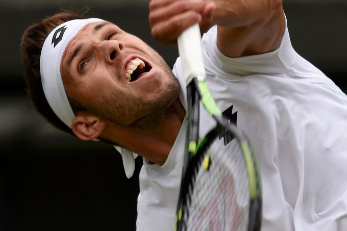 Jiří Veselý se raduje z vítězství nad Dominicem Thiemem ve druhém kole Wimbledonu 2016