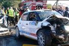 Podle italských médií měla na nehodě polského závodníka formule 1 podíl vlhká vozovka a vyčnívající kořen stromu.