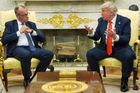 Kancléřova strategie zabrala. Trump a Merz se v Oválné pracovně vyhnuli sporům