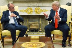 Kancléřova strategie zabrala. Trump a Merz se v Oválné pracovně vyhnuli sporům