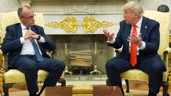 Prezident Donald Trump (vpravo) při setkání s německým kancléřem Friedrichem Merzem v Oválné pracovně Bílého domu, 5. června 2025.