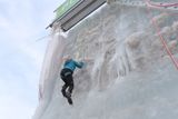 Česká ledolezkyně se představila na unikátní ledové stěně vyrobené před obchodním centrem na pražském Černém Mostě.