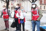 Dobrovolníci budou podle velitele Ústředního krizového týmu Českého červeného kříže vykonávat na odděleních v nemocnicích ošetřovatelskou péči, což má pomoci uvolnit ruce zdravotním sestrám.