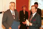 Prezident Václav Havel přijal na Pražském hradě demisi tehdejší české vlády. Premiérem jmenoval Václava Klause (druhá vláda Václava Klause), kterého pověřil sestavením nové vlády, 2. července 1996.