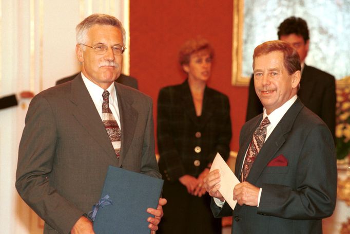 Prezident ČR Václav Havel přijal na Pražském hradě demisi současné české vlády. Premiérem jmenoval Václava Klause, kterého pověřil sestavením nové vlády, 2. července 1996