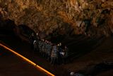 Třináct osob přežívalo od předminulé soboty v jeskynním komplexu Tham Luang Nang Non na severu země, ze kterého jim zablokovaly cestu ven povodně.