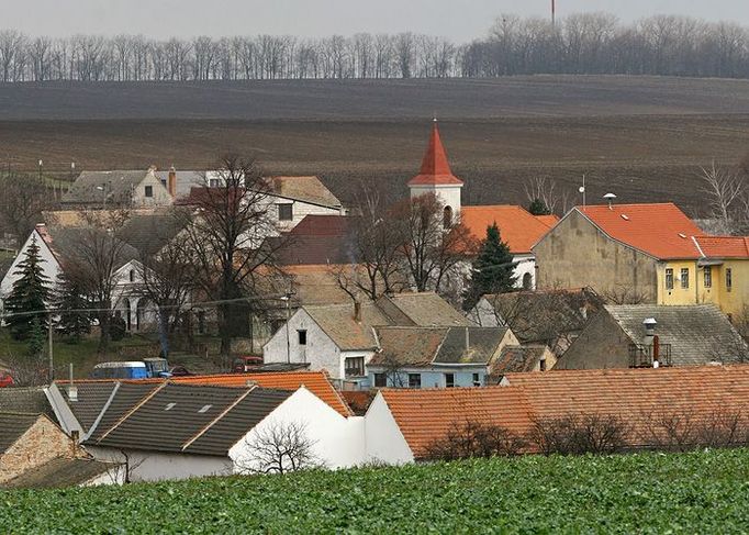 V Kubšicích žije asi sto padesát lidí. V den, kdy tu nacvičovali dekontaminaci evakuovaných, se tak vesnice rozrostla na dobrý dvojnásobek.