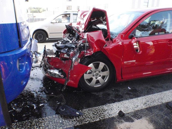 Příčinu nehody policie zatím stále vyšetřuje.