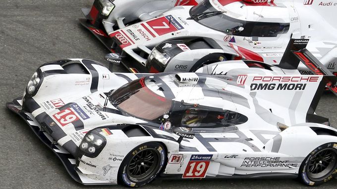 Vítězné Porsche s číslem 19 dokázalo v Le Mans vzdorovat několikanásobným obhájcům ze stáje Audi.