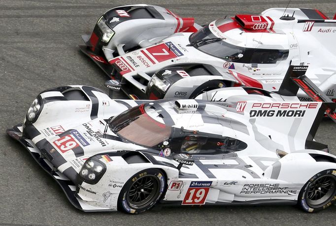 24 h Le Mans 2015: Nick Tandy, Porsche 919 Hybrid (19) a Marcel Fässler, Audi R18 e-tron quattro