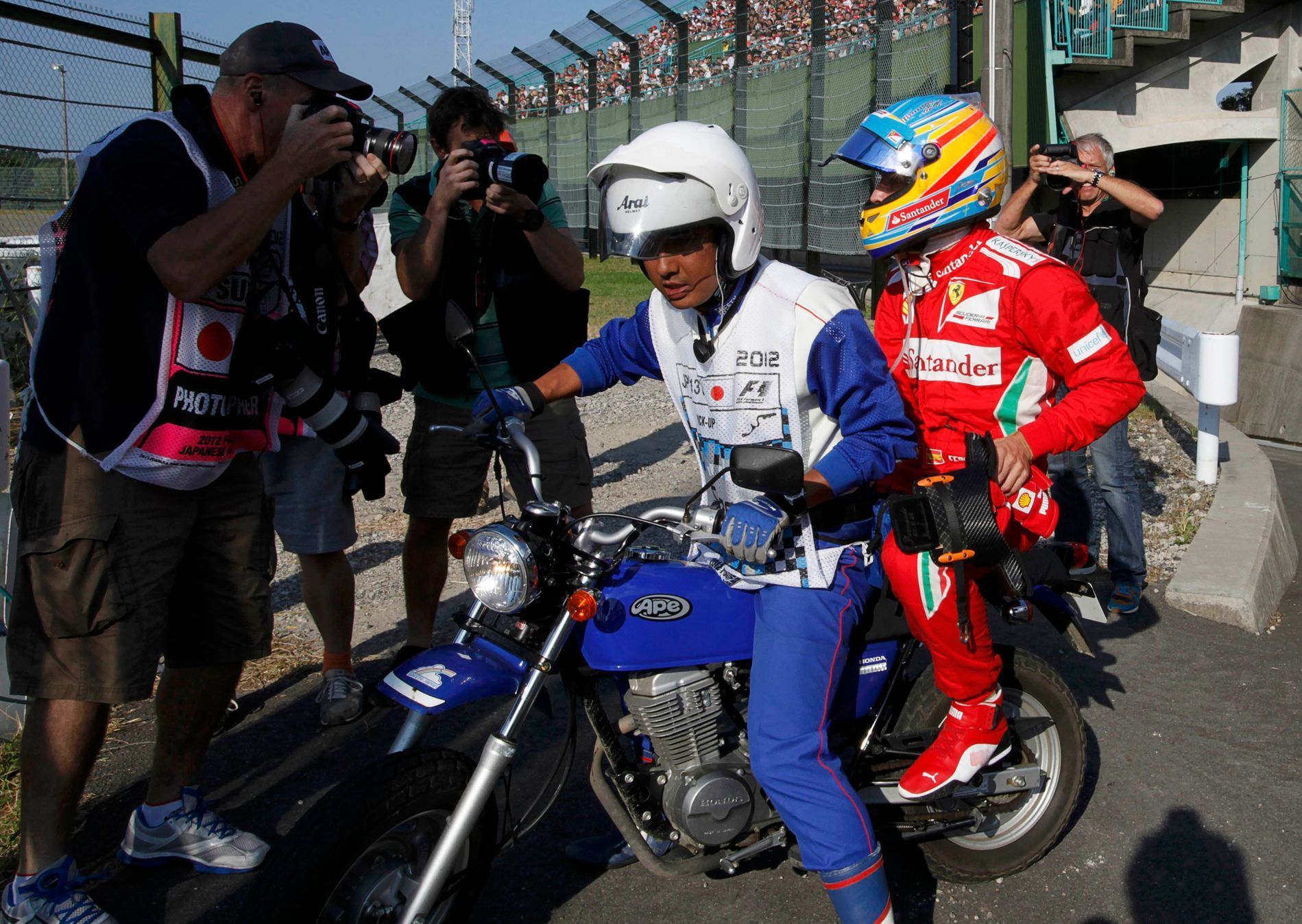 Fernando Alonso opouští závodní dráhu po havárii při VC Japonska