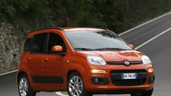 Fiat Panda – od  213 900 Kč – Ačkoliv je menší než ostatní vozy v žebříčku, nesmí v žebříčku chybět. Panda si totiž mezi seniory vydobyla své zákonité místo. Ve městě je mrštná, snadno se s ní parkuje a řadě majitelů kompaktní rozměry kabiny stačí. Základní výkon: 51 kW.