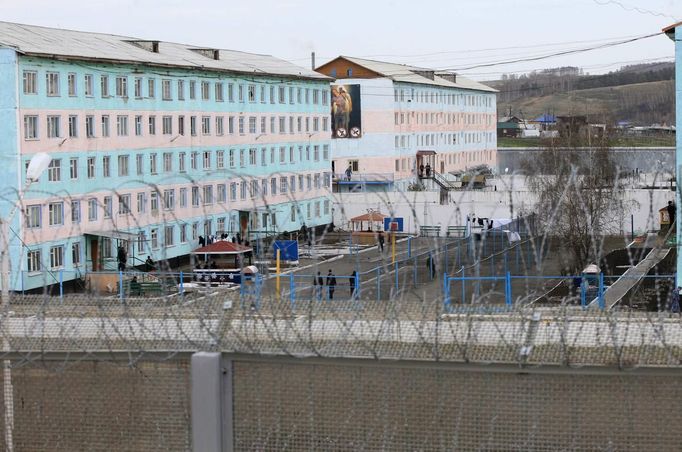 A general view shows one of the sectors of a high-security male prison camp outside Russia's Siberian city of Krasnoyarsk May 10, 2013. High-security male prison camp number 5 is intended to house male inmates who have multiple convictions for serious crimes. Prisoners at the facility work in wood and metal processing shops, manufacture furniture, sew clothes and do other kinds of work. They can also take part in educational, sport and cultural programs. Picture taken May 10, 2013. REUTERS/Ilya Naymushin (RUSSIA - Tags: CRIME LAW SOCIETY) ATTENTION EDITORS: PICTURE 1 OF 29 FOR PACKAGE 'INSIDE SIBERIA'S PRISONS' SEARCH 'ILYA PRISON' FOR ALL IMAGES Published: Čer. 19, 2013, 10:02 dop.