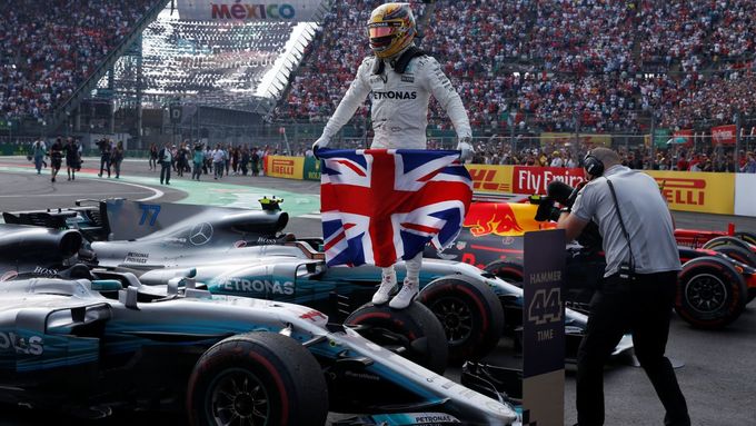 Lewis Hamilton v cíli Velké ceny Mexika už ví, že mu mistrovský titul v tomto roce nikdo nevezme.