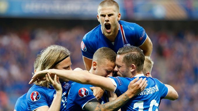 Islandští fotbalisté se radují po gólu do sítě Anglie