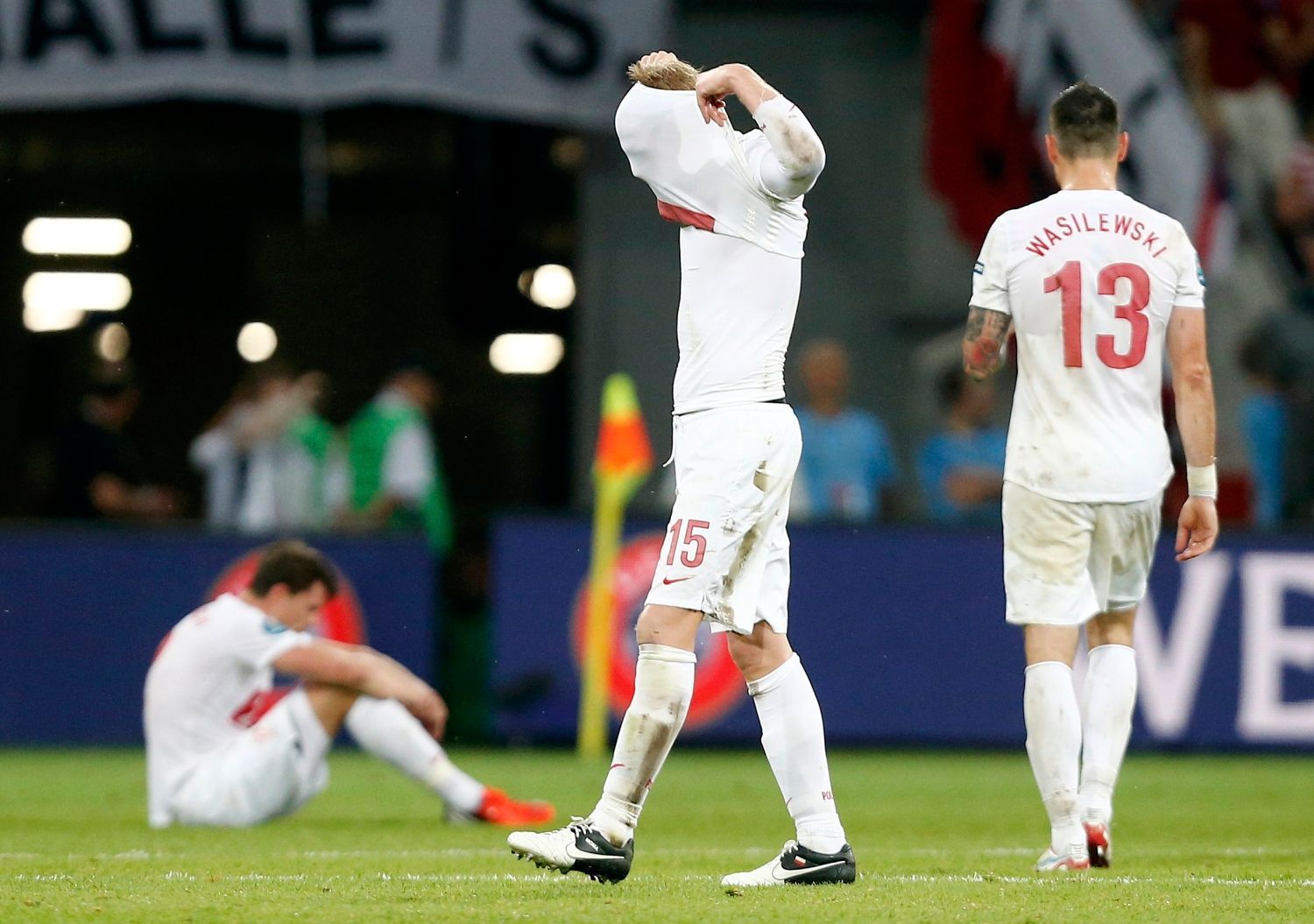 Polští fotbalisté Damien Perquis a Marcin Wasilewski jsou zklamaní po porážce s Českou republikou v utkání skupiny A na Euru 2012